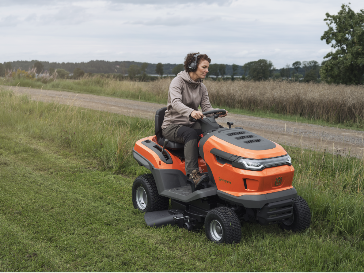 Husqvarna traktoriukas TS 215T 3 Husqvarna traktoriukas TS 215T 3
