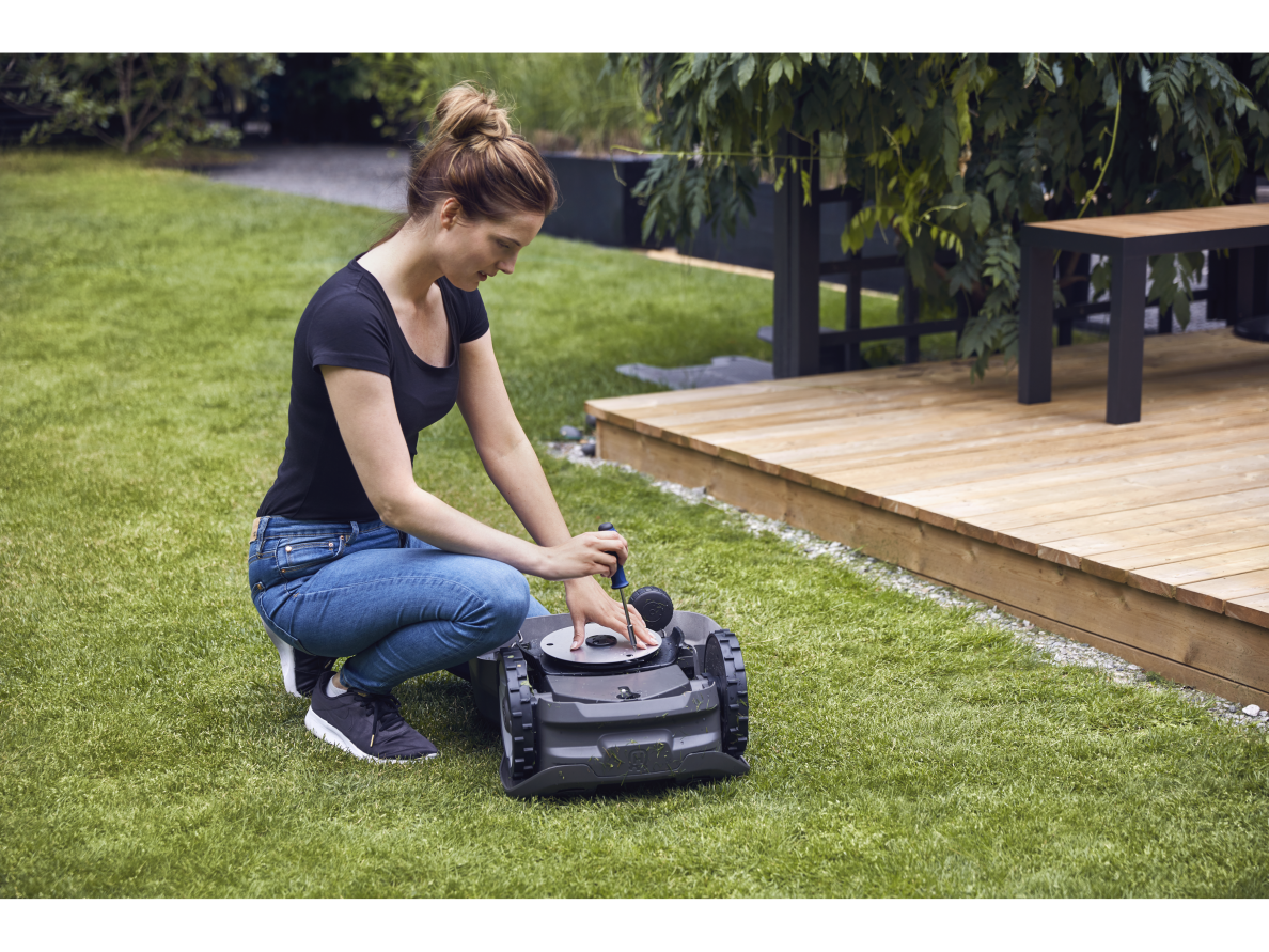 HUSQVARNA AUTOMOWER® 305 1 HUSQVARNA AUTOMOWER® 305 1