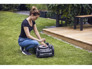 HUSQVARNA AUTOMOWER® 305 1 HUSQVARNA AUTOMOWER® 305 1